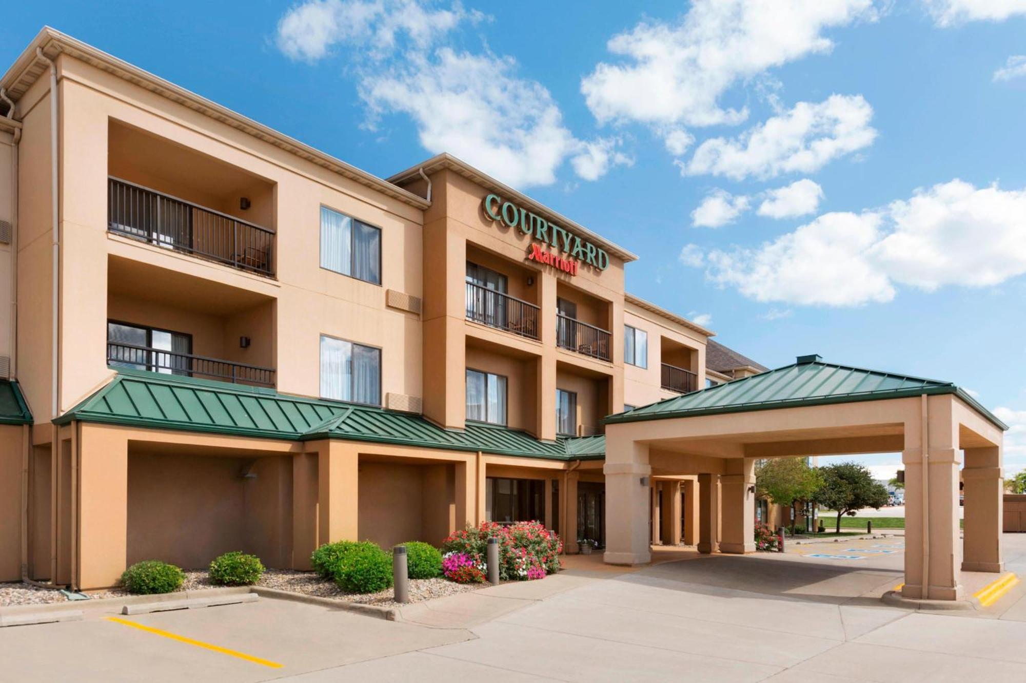 Courtyard By Marriott Normal Hotel