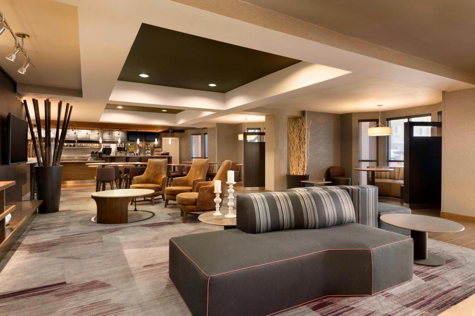 Courtyard By Marriott Normal Hotel