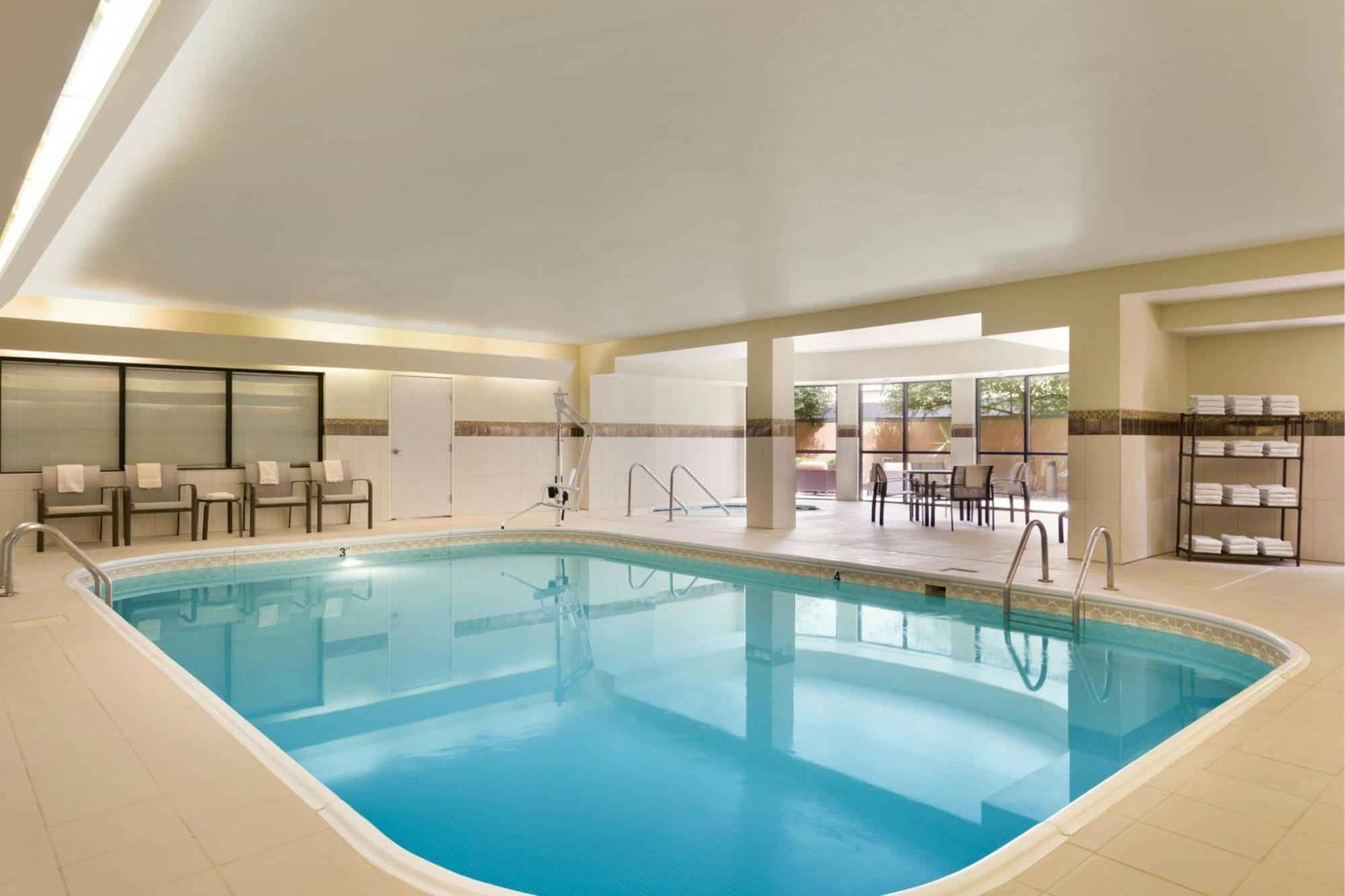 Courtyard By Marriott Normal Hotel Bloomington