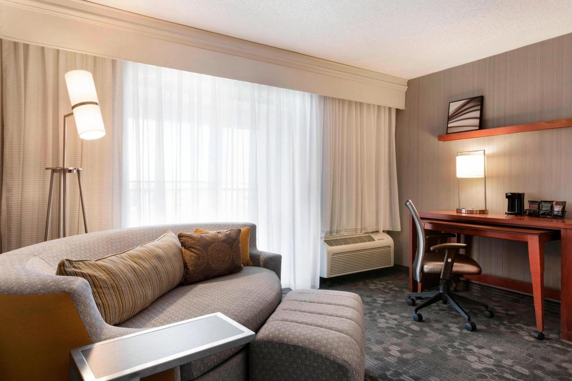 Courtyard By Marriott Normal Hotel 3*